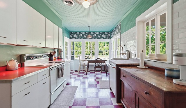 Charming 5-bedroom house in the heart of Leslie!