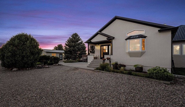 Charming 5-bedroom lodge with WiFi, AC in amazing La Grange, perfect getaway