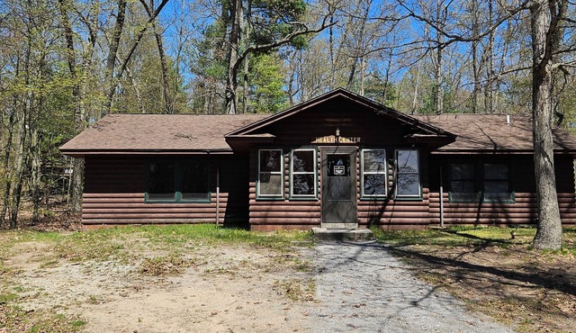 Charming 5-bedroom lodge- Near Lake Michigan & Michigan Adventure, Pet Friendly