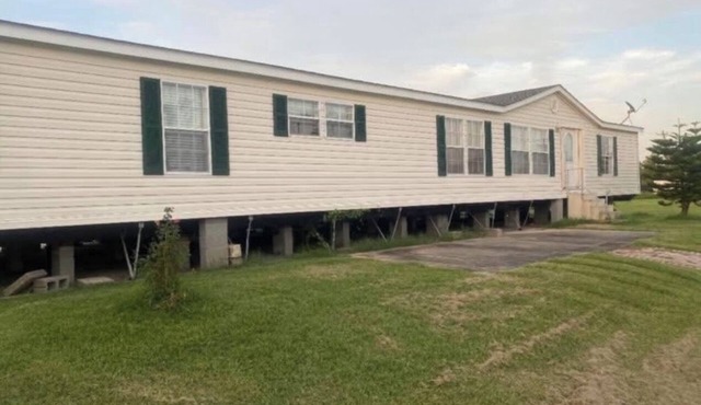 Charming 5-bedroom mobile home with AC in Buras