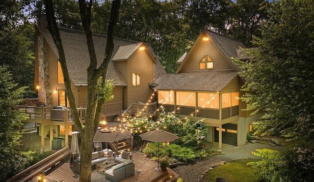 Charming 5-Bedroom Mountain Chalet Near Seven Springs & More