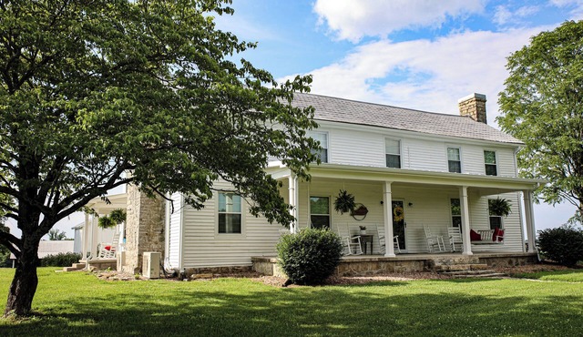 Charming 5-bedroom farmhouse with WiFi, AC in serene Fountain Run