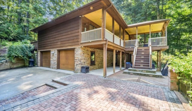 Charming 5-bedroom Tranquil Timber Lodge with swim spa Jacuzzi