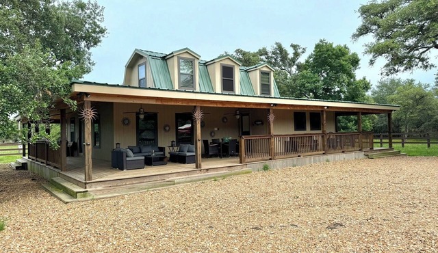 Charming 5-bedroom farmhouse in Rock Island with WiFi, AC, lake front