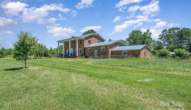 Charming 5-bedroom farmhouse with AC, fitness room in lovely Statesville