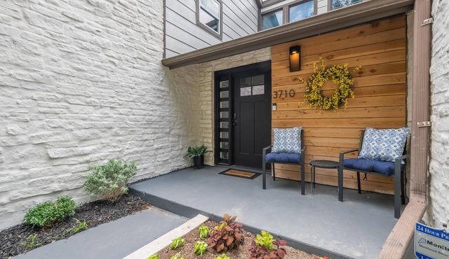 Charming 5 Bedroom w/Self Check-In, Garage Parking & Pet Friendly