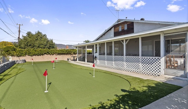 Charming 5 bedroom with a putting green
