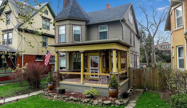 Charming 5 BR Grand Victorian Family Home King Suite Walk to Falls Game-Room