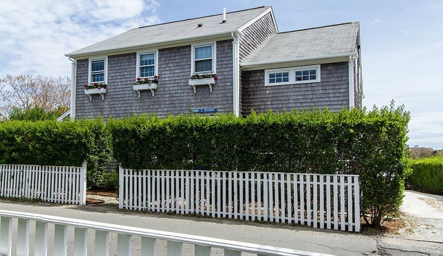 Charming 5 BR house 12min walk to town & 5 min. to Francis beach,