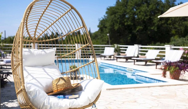 Charming 5-BR villa for 10 with swimming pool surrounded by nature