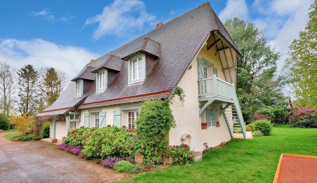 Charming 5-bedroom countryside home near Rouen with pool