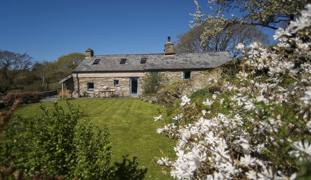 Charming 5* Split Level Three Bedroom Cottage with Large Gardens and Sea Views