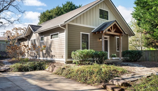 Charming 5-star home near downtown Asheville & Biltmore, fire pit, dog friendly