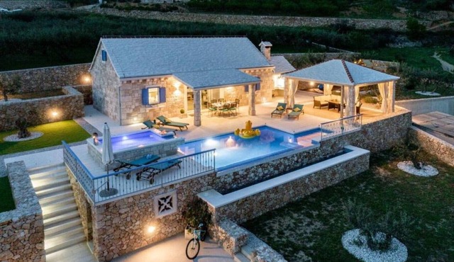 Charming 5*Villa With Pool