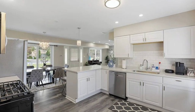 Charming 5BD 2BA with spacious yard near O'hare