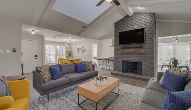 Charming 5BD/3BA in the Heart of Plano (Sleeps 10)