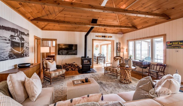 Charming 5bdrm 2bath island cottage on Lake Muskoka! Sunsets! Sauna!