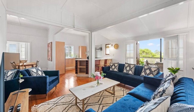 Charming 5BR Family Home w/Pool 10min from Airport