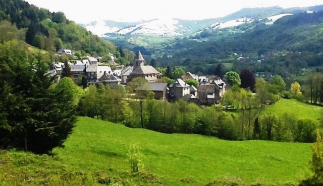 Charming 5BR Home in Auvergne, Close to Super Lioran Ski Resort, Beautiful Views, Sleeps 10.