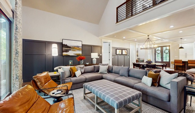 Charming 5BR house with Full Kitchen, HUGE screened in porch and Gas Grill