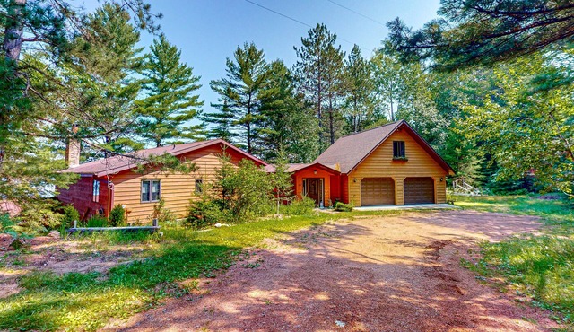 Charming 5BR Lake Home, Dog-friendly, with a full bar, Kayaks, Gas Grill, & WIFI