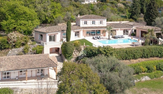 Charming 6-bedroom villa