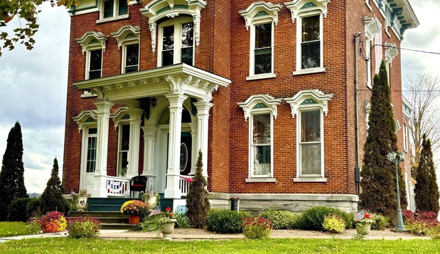 Charming 6-bedroom bed & breakfast in Boonville NY, with amazing views!