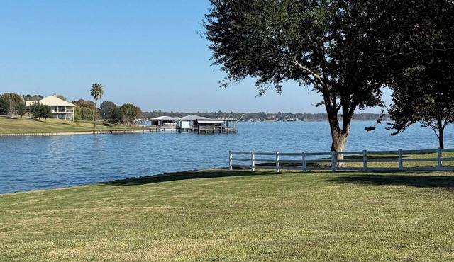 Charming 6-Bedroom Contemporary Lake House in Livingston, Texas