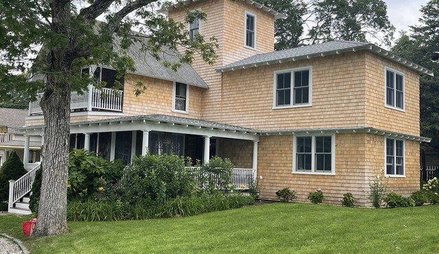 Charming 6 Bedroom Cottage in East Chop with Water Views! Walk to Beach & Town!