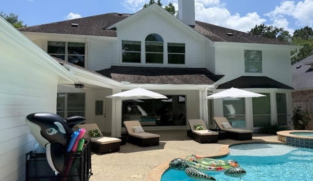 Charming 6-bedroom house w/Pool in The Woodlands TX