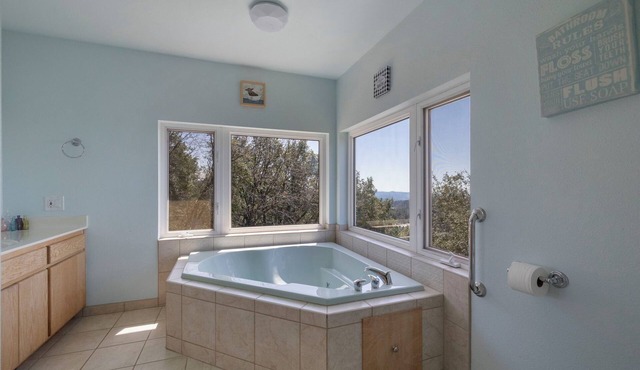 Charming 6-bedroom cabin with stunning views!