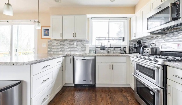 Charming 6 BR Home w/Game Room Perfect for Groups