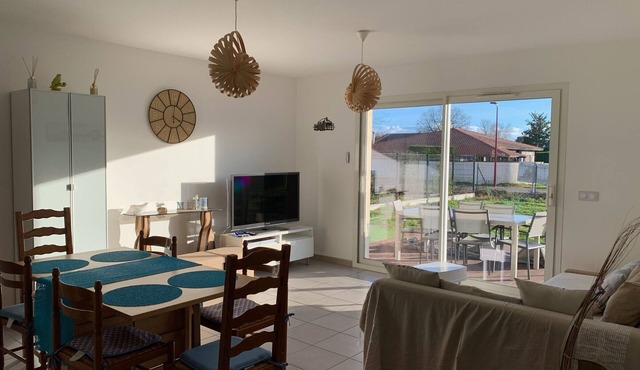 Charming 6-Person House with A/C in Quiet Area, Near Downtown and Lake - Cleaning Included