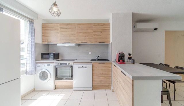 Charming 6-person apartment with a balcony in Feyssine La Doua