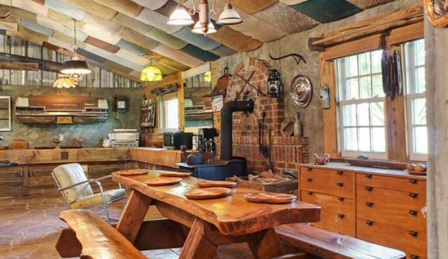 Charming 6BD Lakefront Retreat