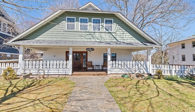 Charming 7-bedroom cottage with WiFi, AC in serene Lake Junaluska