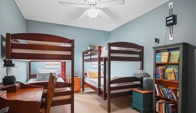 Charming 7-bedroom farmhouse with AC, WiFi in welcoming Honesdale