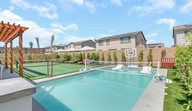 Charming 7-bedroom house Pickleball+Spa+Pool+BBall+13Beds