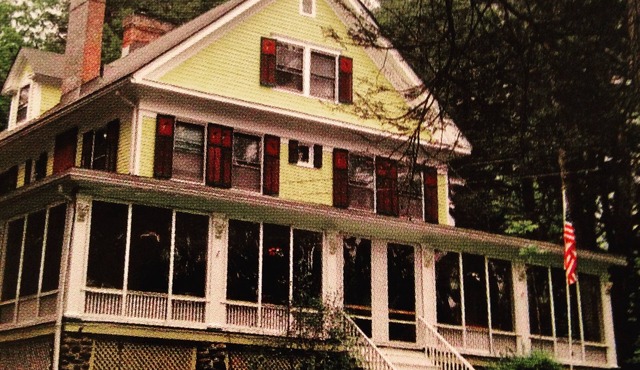 Charming 7-bedroom Victorian Manor House with AC, WiFi in beautiful Canadensis