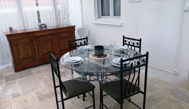 Charming 70m2 town house 15kms from the sea and 4 kms from Caen. Parking