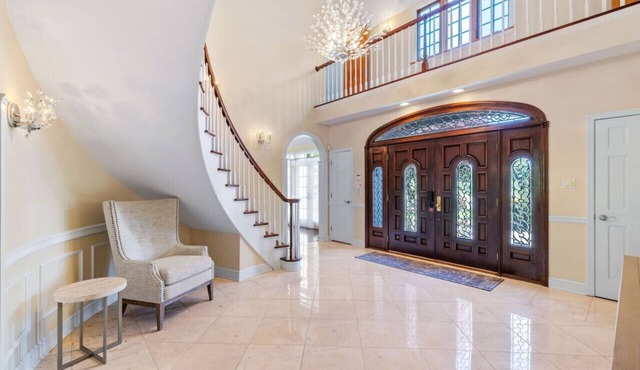 Charming 7bedroom retreat in a serene neighborhood