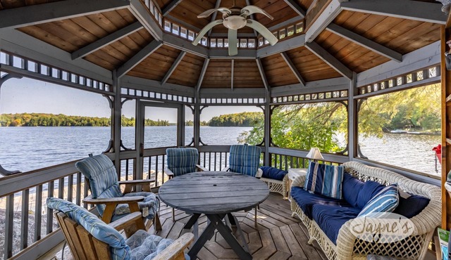 Charming 8 bed 4 bath cottage/bunkie/boathouse on Lake Muskoka