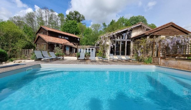 Charming 8 bedroom house in the heart of MERVENT forest