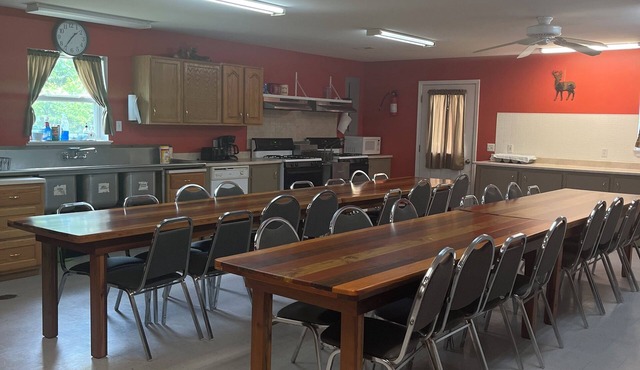 Charming 8-bedroom lodge with WiFi, AC in lovely Batchtown
