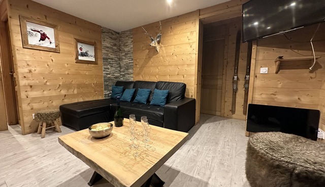 CHARMING 96m2 APARTMENT ON THE SLOPES (SLEEPS 12, 5 SHOWERS 3 WC) VAL THORENS