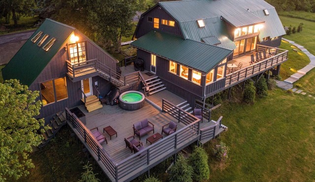 Charming 9br/8.5 bath, Sleeps 19, WiFi, Fitness Room w/Beautiful Views!