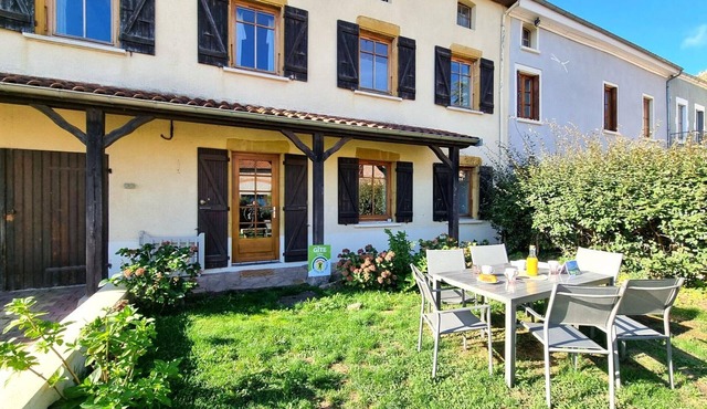 Charming and Comfortable Cottage in Saint-Haon-le-Châtel, Pets Allowed