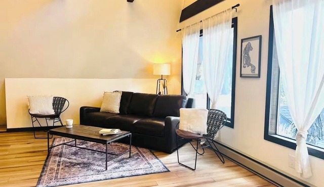 Charming A-Frame getaway in the woods - Pet friendly - Sleeps 6