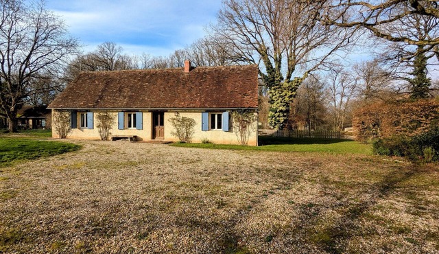 Charming accommodation with park and pond in Mers-sur-Indre