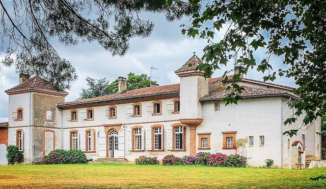 Charming accommodation in a 13th Century Château